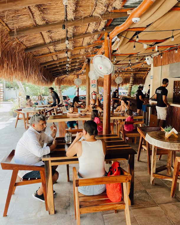 Relaxed dining atmosphere at Rancho Capricho on Isla Mujeres